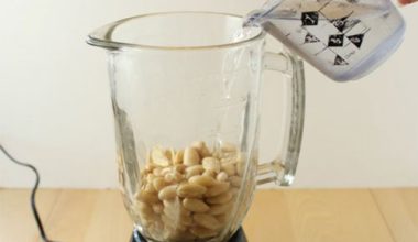 خواص شیر بادام و عسل